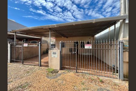 Casa à venda com 200m², 2 quartos e 2 vagas Casa à venda com 200m², 2 quartos e 2 vagasFachada da casa