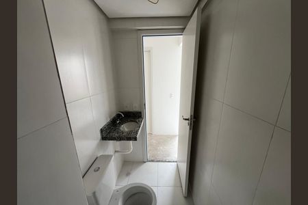 Banheiro com pia e vaso sanitário, com teto baixo e paredes brancas, e uma porta aberta para a entrada. de apartamento à venda com 2 quartos, 42m² em Carandiru, São Paulo