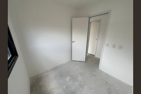 Caminho de acesso ao banheiro, com porta aberta e piso de concreto. de apartamento à venda com 2 quartos, 42m² em Carandiru, São Paulo