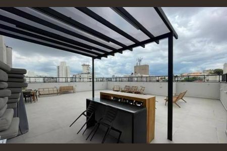 Apartamento à venda com 42m², 2 quartos e 1 vaga Apartamento à venda com 42m², 2 quartos e 1 vagaVaranda com vista para a cidade, com mesa e cadeiras, e churrasqueira.