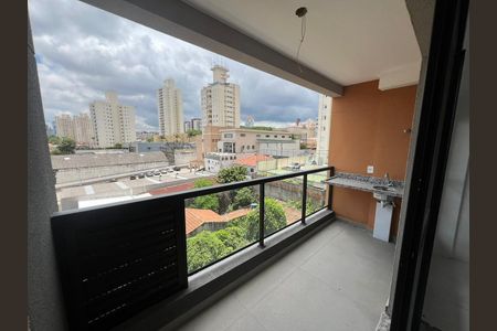 Apartamento à venda com 42m², 2 quartos e 1 vaga Apartamento à venda com 42m², 2 quartos e 1 vagaBalcony with a view of the city, featuring a sink and a railing.