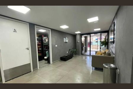 Apartamento à venda com 42m², 2 quartos e 1 vaga Apartamento à venda com 42m², 2 quartos e 1 vagaParede com porta branca e porta de vidro com prateleiras de produtos.
