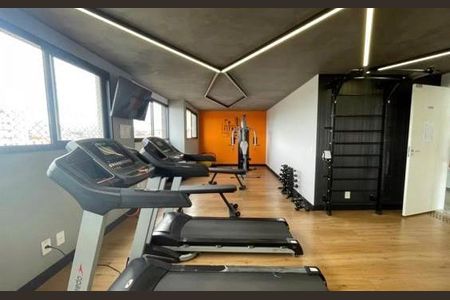 Apartamento à venda com 42m², 2 quartos e 1 vaga Apartamento à venda com 42m², 2 quartos e 1 vagaSala de ginástica com equipamentos de treino e iluminação adequada.