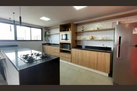 Apartamento à venda com 42m², 2 quartos e 1 vaga Apartamento à venda com 42m², 2 quartos e 1 vagaCozinha moderna com iluminação adequada e móveis de madeira e granito.