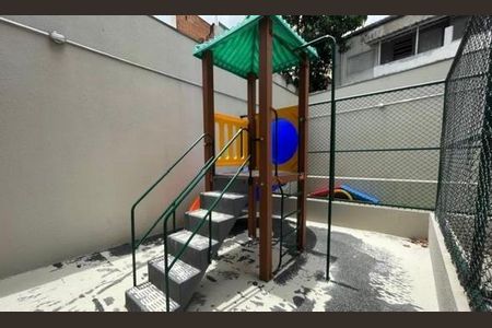 Apartamento à venda com 42m², 2 quartos e 1 vaga Apartamento à venda com 42m², 2 quartos e 1 vagaEscadaria de concreto com rampa de acesso para cadeira de rodas, com balaustrada de madeira e teto de plástico verde.