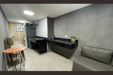 Apartamento à venda com 42m², 2 quartos e 1 vaga Apartamento à venda com 42m², 2 quartos e 1 vagaSala de estar com sofá, mesa e cadeira, iluminada por lâmpadas e com uma vista para a rua.