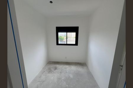 Vista de uma sala com uma janela pequena e um piso de concreto, com uma cidade ao fundo. de apartamento à venda com 2 quartos, 42m² em Carandiru, São Paulo