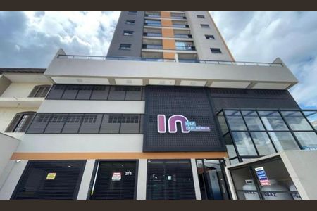 Apartamento à venda com 42m², 2 quartos e 1 vaga Apartamento à venda com 42m², 2 quartos e 1 vagaEdifício com vista para a cidade, com lojas e elevador, e uma área externa com churrasqueira e pátio.