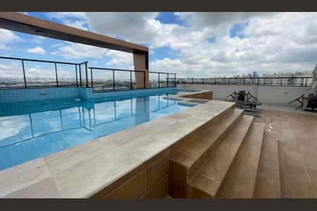 Apartamento à venda com 42m², 2 quartos e 1 vaga Apartamento à venda com 42m², 2 quartos e 1 vagaPiscina com vista para a cidade, com escada de acesso e churrasqueira ao lado.