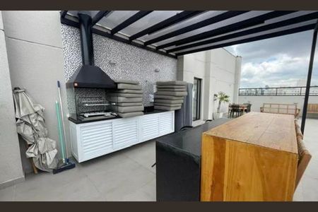 Apartamento à venda com 42m², 2 quartos e 1 vaga Apartamento à venda com 42m², 2 quartos e 1 vagaChurrasqueira com fogão e forno a lenha no terraço de apartamento.