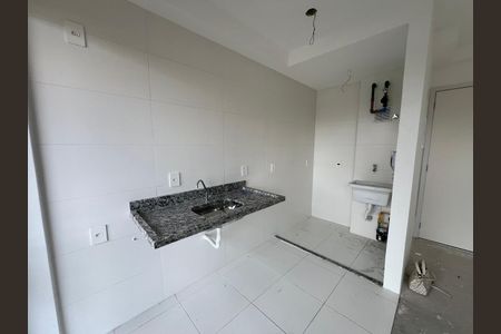Apartamento à venda com 42m², 2 quartos e 1 vaga Apartamento à venda com 42m², 2 quartos e 1 vagaCozinha com pia e fogão em construção, com teto e paredes brancas e chão de porcelanato.