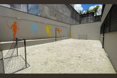 Apartamento à venda com 42m², 2 quartos e 1 vaga Apartamento à venda com 42m², 2 quartos e 1 vagaQuadra de futsal com pintura de esportes e areia no chão.
