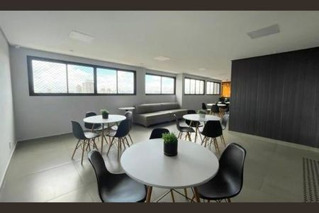 Apartamento à venda com 42m², 2 quartos e 1 vaga Apartamento à venda com 42m², 2 quartos e 1 vagaSala de estar com mesa redonda e cadeiras, janela grande e iluminação natural.