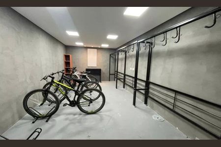 Apartamento à venda com 42m², 2 quartos e 1 vaga Apartamento à venda com 42m², 2 quartos e 1 vagaSala de bicicletas com duas bicicletas e prateleiras para equipamentos de ginástica.