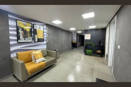 Apartamento à venda com 42m², 2 quartos e 1 vaga Apartamento à venda com 42m², 2 quartos e 1 vagaSala de espera com sofá e quadro de arte em tons de amarelo e cinza.