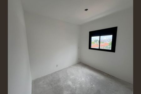 Apartamento à venda com 42m², 2 quartos e 1 vaga Apartamento à venda com 42m², 2 quartos e 1 vagaQuarto com vista para a cidade, com piso de concreto e janela pequena, sem móveis ou decoração.