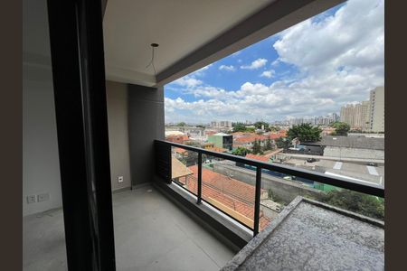 Apartamento à venda com 42m², 2 quartos e 1 vaga Apartamento à venda com 42m², 2 quartos e 1 vagaBalcony with a view of the city, featuring a black railing and a gray floor.