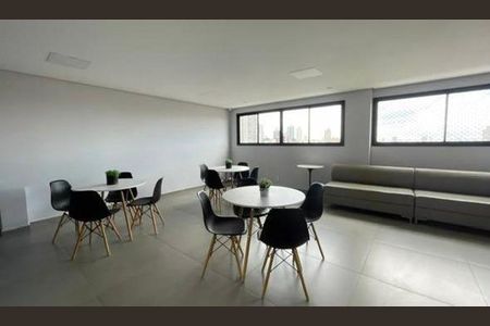 Sala de estar com mesa e cadeiras, com vista para a cidade. de apartamento à venda com 2 quartos, 42m² em Carandiru, São Paulo