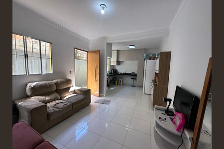 Casa à venda com 61m², 2 quartos e 2 vagasSala