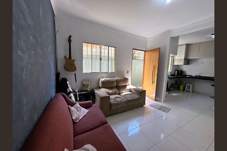 Casa à venda com 61m², 2 quartos e 2 vagasSala