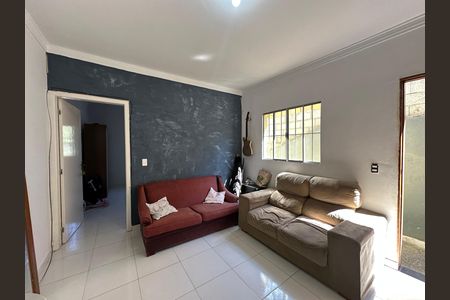 Casa à venda com 61m², 2 quartos e 2 vagasSala