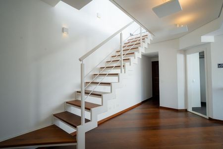 Apartamento à venda com 113m², 2 quartos e 2 vagas Apartamento à venda com 113m², 2 quartos e 2 vagasEscada