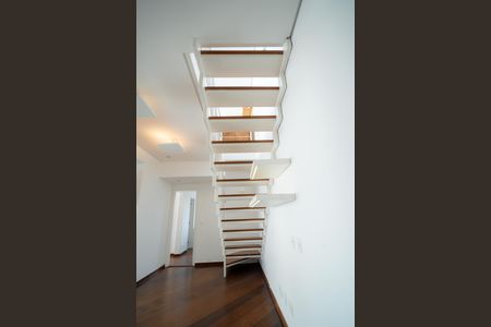 Apartamento à venda com 113m², 2 quartos e 2 vagas Apartamento à venda com 113m², 2 quartos e 2 vagasEscada