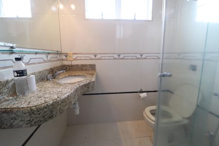 Casa para alugar com 400m², 4 quartos e 6 vagasBanheiro da Suíte