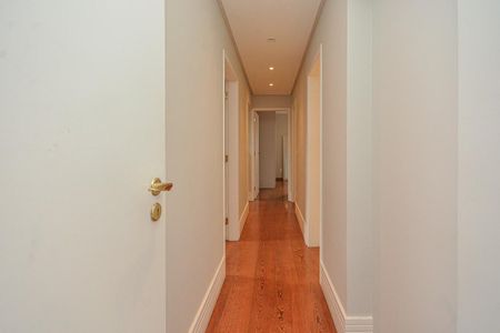 Casa de condomínio para alugar com 210m², 4 quartos e 4 vagasCorredor