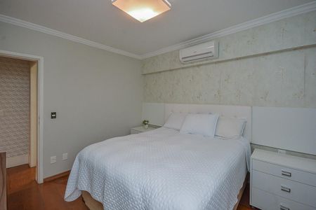 Casa de condomínio para alugar com 210m², 4 quartos e 4 vagasQuarto 1