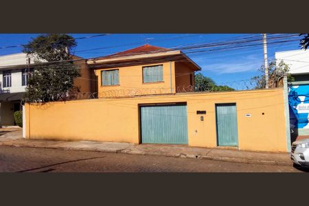 Casa para alugar com 260m², 6 quartos e 3 vagas Casa para alugar com 260m², 6 quartos e 3 vagasFachada