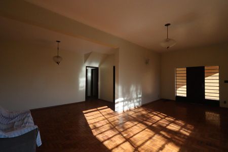 Casa para alugar com 260m², 6 quartos e 3 vagas Casa para alugar com 260m², 6 quartos e 3 vagasSala