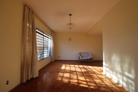 Casa para alugar com 260m², 6 quartos e 3 vagas Casa para alugar com 260m², 6 quartos e 3 vagasSala
