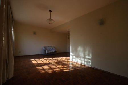 Casa para alugar com 260m², 6 quartos e 3 vagas Casa para alugar com 260m², 6 quartos e 3 vagasSala