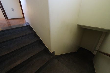 Casa para alugar com 260m², 6 quartos e 3 vagas Casa para alugar com 260m², 6 quartos e 3 vagasEscada