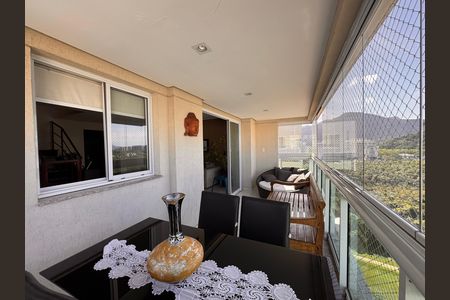 Apartamento à venda com 237m², 3 quartos e 2 vagas Apartamento à venda com 237m², 3 quartos e 2 vagasVaranda