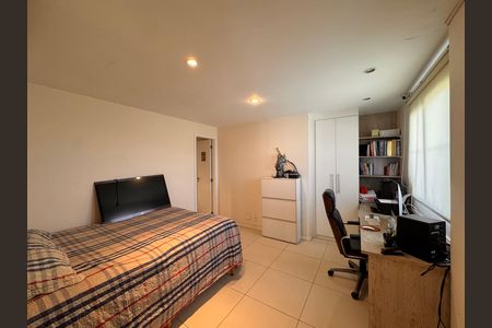 Apartamento à venda com 237m², 3 quartos e 2 vagas Apartamento à venda com 237m², 3 quartos e 2 vagasSuíte 2
