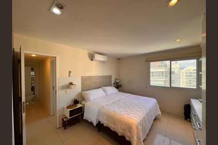 Apartamento à venda com 237m², 3 quartos e 2 vagas Apartamento à venda com 237m², 3 quartos e 2 vagasSuíte 1