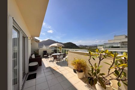Apartamento à venda com 237m², 3 quartos e 2 vagas Apartamento à venda com 237m², 3 quartos e 2 vagasTerraço