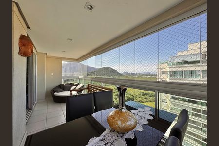 Apartamento à venda com 237m², 3 quartos e 2 vagas Apartamento à venda com 237m², 3 quartos e 2 vagasVaranda