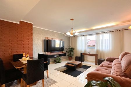 Casa à venda com 237m², 3 quartos e 5 vagas Casa à venda com 237m², 3 quartos e 5 vagasSala