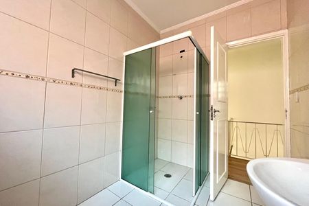 Casa para alugar com 240m², 3 quartos e 2 vagas Casa para alugar com 240m², 3 quartos e 2 vagasBanheiro Corredor