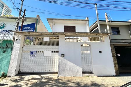 Casa para alugar com 240m², 3 quartos e 2 vagas Casa para alugar com 240m², 3 quartos e 2 vagasFachada