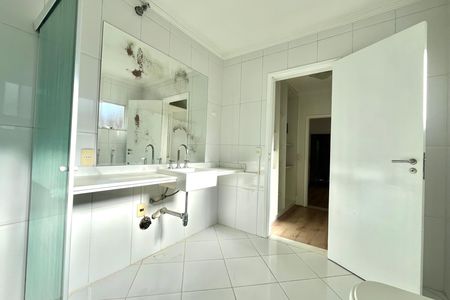 Casa para alugar com 240m², 3 quartos e 2 vagas Casa para alugar com 240m², 3 quartos e 2 vagasBanheiro da Suíte