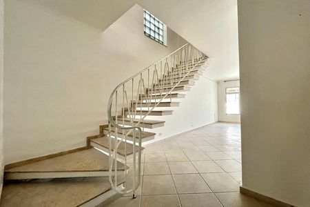 Casa para alugar com 240m², 3 quartos e 2 vagas Casa para alugar com 240m², 3 quartos e 2 vagasEscada