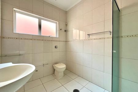 Casa para alugar com 240m², 3 quartos e 2 vagas Casa para alugar com 240m², 3 quartos e 2 vagasBanheiro Corredor