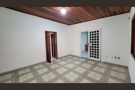 Sala de casa para alugar com 3 quartos, 150m² em Morro Branco, Itaquaquecetuba