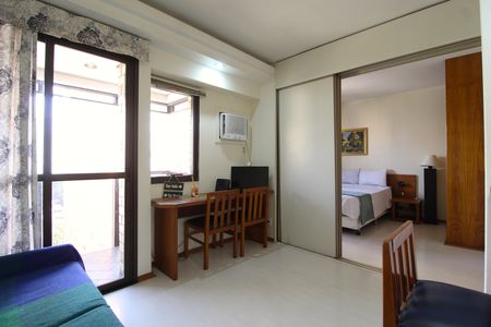 Sala de apartamento para alugar com 1 quarto, 35m² em Indianópolis, São Paulo