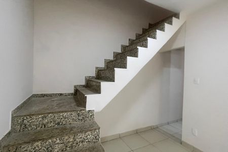 Casa para alugar com 49m², 2 quartos e sem vagaEscadas