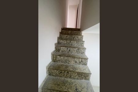 Casa para alugar com 49m², 2 quartos e sem vagaEscadas